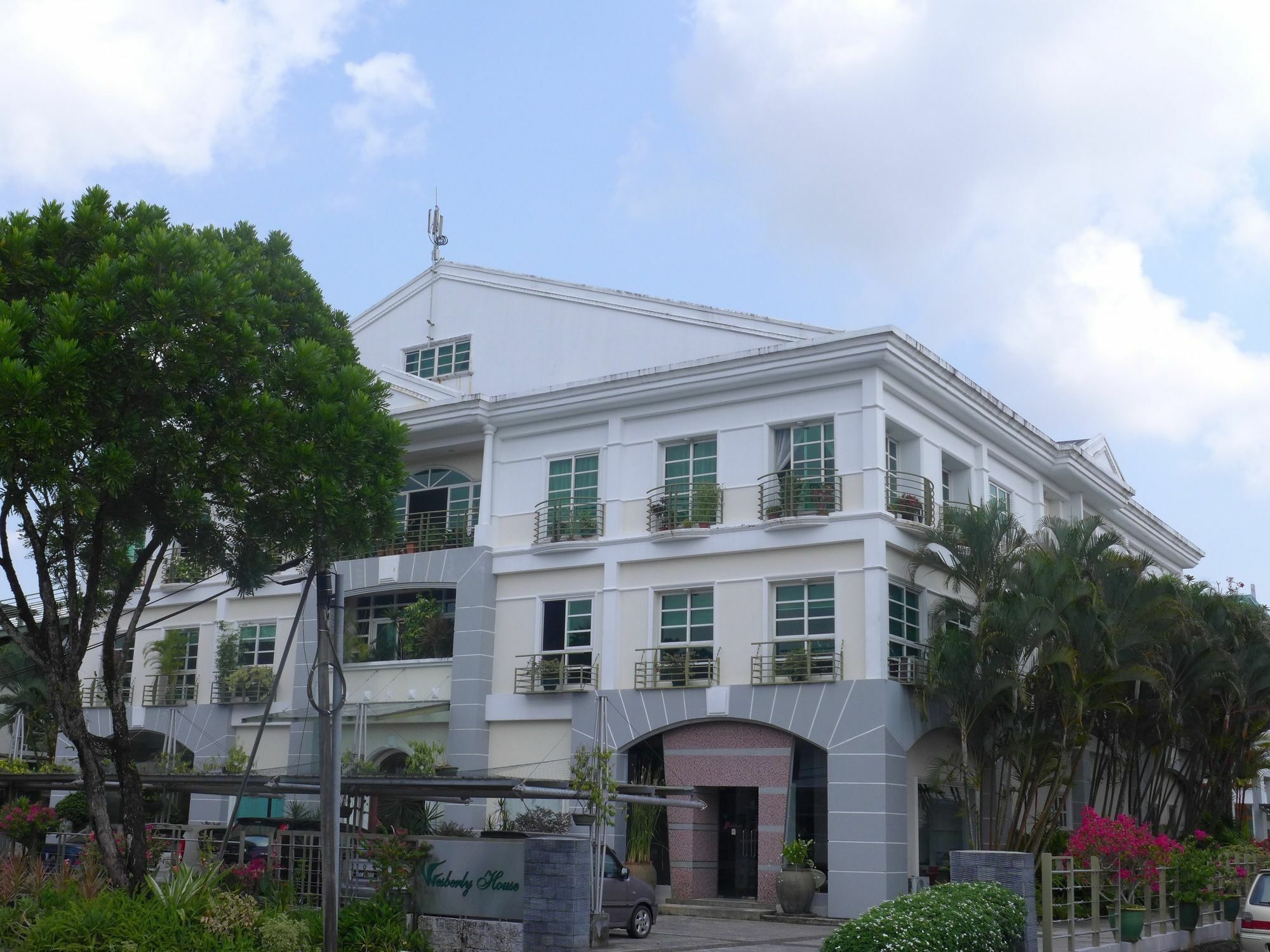 Wesberly Apartments Kuching Dış mekan fotoğraf